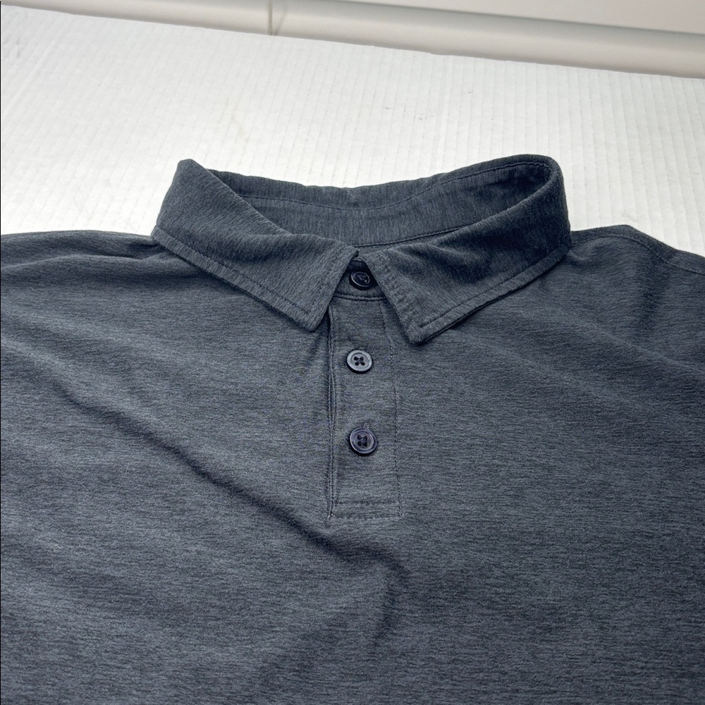 Vuori Strato tech short sleeve performance golf polo shirt, size medium - Picture 4 of 6